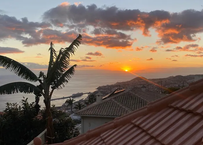 Moon Villa - 5 To 15M From 5 Top Attractions - Sea View Terrace, Patio, Solarium, Astronaut, Make Up Station, Coffee Home Bar - Funchal Holiday Home