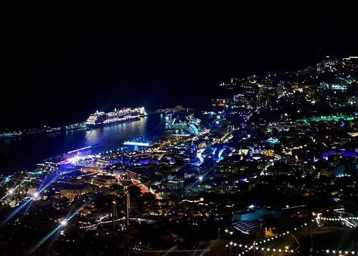 Moon Villa - 5 To 15M From 5 Top Attractions - Sea View Terrace, Patio, Solarium, Astronaut, Make Up Station, Coffee Home Bar - Funchal Holiday Home